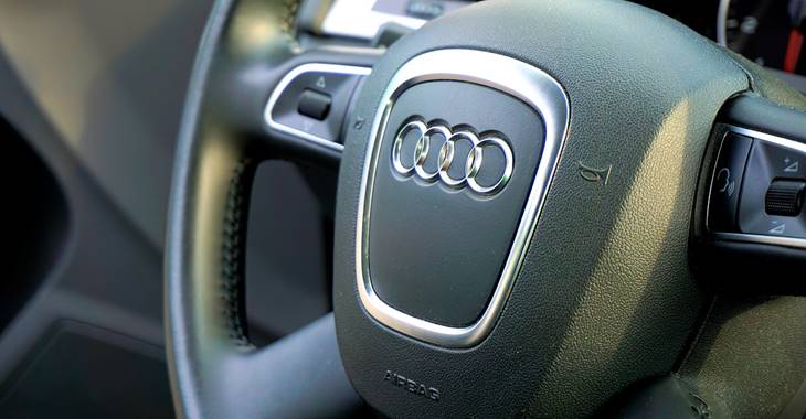 Audi automobil i logo ove kompanije na volanu