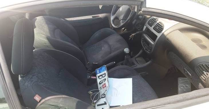 Automobil Peugeot 206 havarisan enterijer
