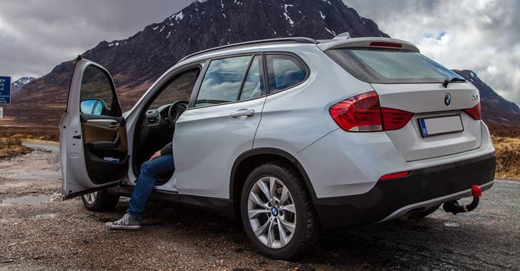 BMW SUV modela parkiran ispred planine