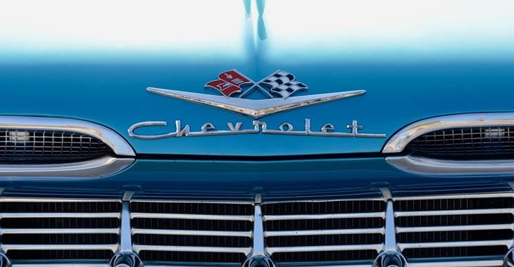 Chevrolet logo na automobilu