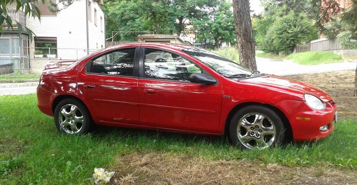 Dodge Neon crveni automobil