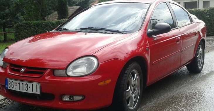 Crveni Dodge Neon automobil