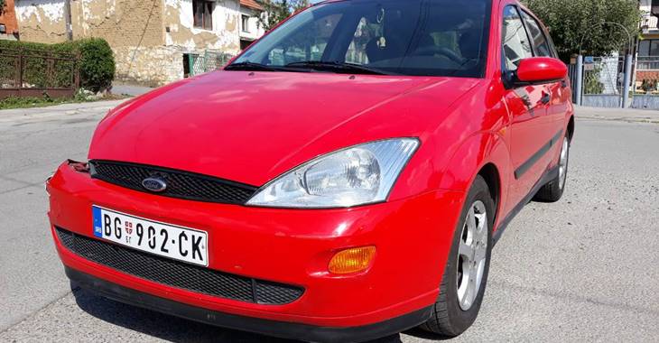 Crveni automobil Ford Focus polovnjak