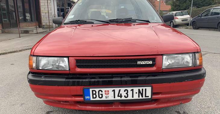 Prednji deo polovnog automobila Mazda 626 