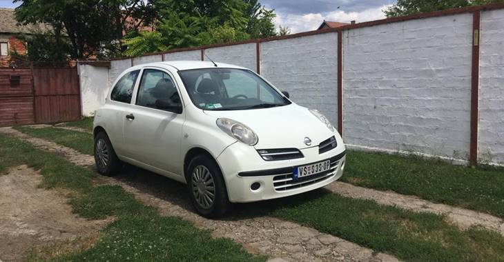 Polovni Nissan Micra bele boje parkiran u dvorištu