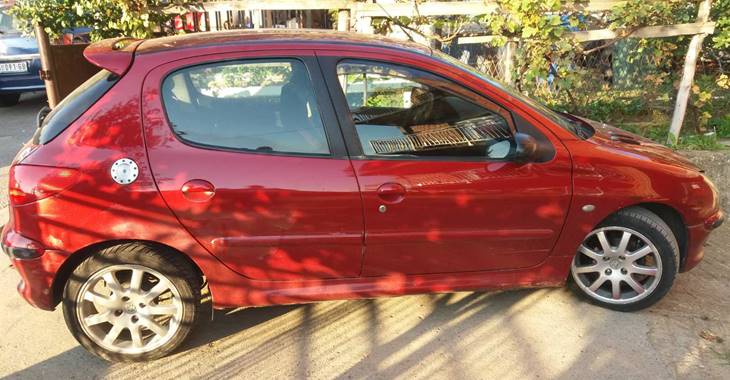 Polovni automobil Peugeot 206 crvene boje