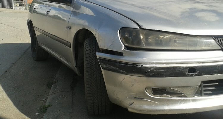 Cena za havarisani Peugeot 406 automobil