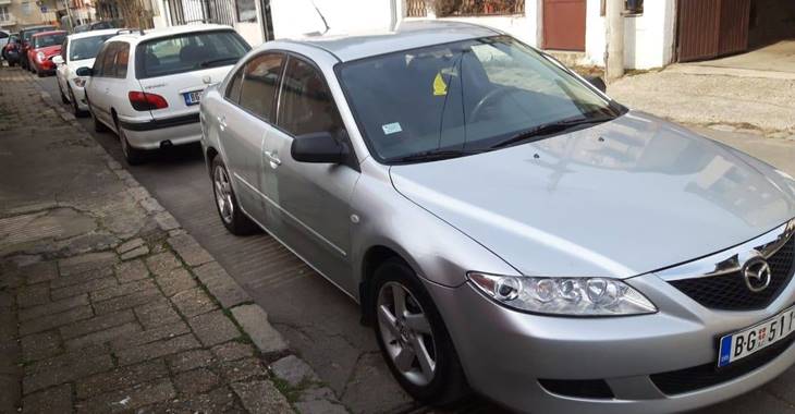 Mazda 6 polovni automobil na uličnom parkingu