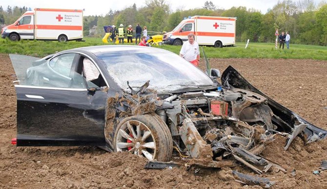 havarisani automobil tesla model S sudar