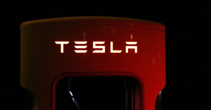 Logo i natpis kompanije Tesla