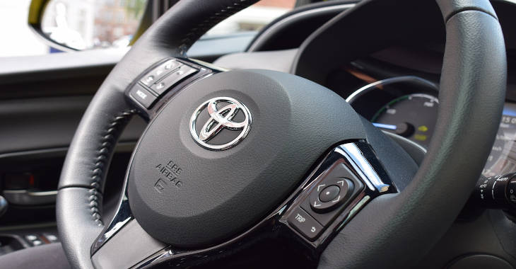 Logo na Toyota volanu