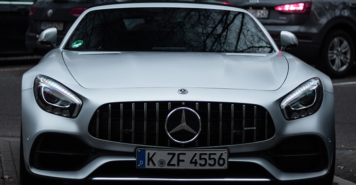 Sivi mercedes automobil na parkingu
