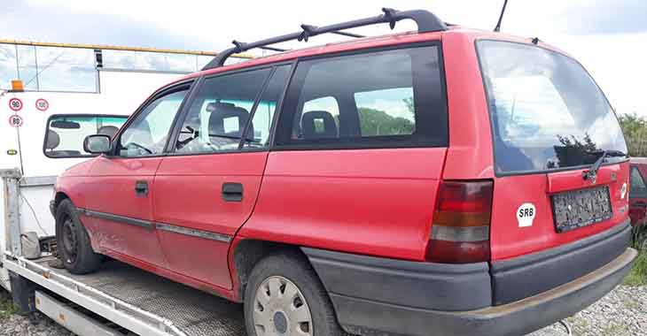 Zadnja strana crvenog opel kadeta