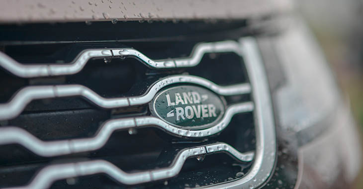 Land rover logo na automobilu