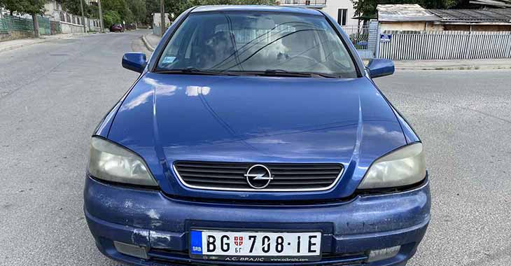 Plavi opel automobil na parkingu