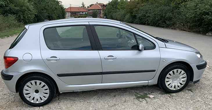Sivi pežo 307 slikan sa boka