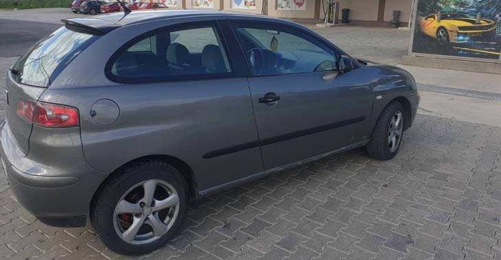 Sivi seat na parkingu