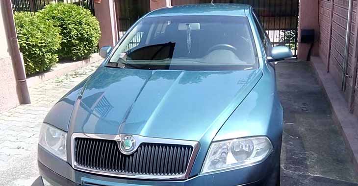Zelena škoda okrtavia u dvorištu