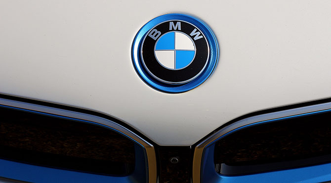 Logo bmw-a na haubi automobila