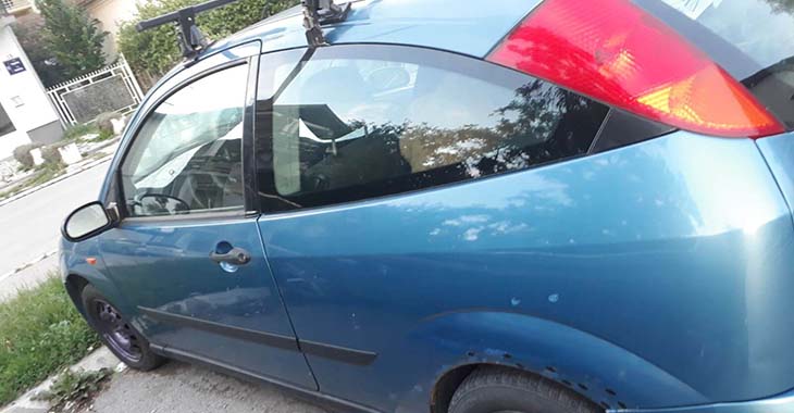 Fotografija plave ford fieste sa zadnje strane
