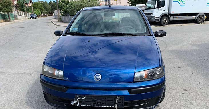 Plavi Fiat Punto bez tablica