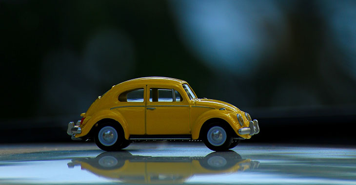 Igračka žutog buba automobila na stolu