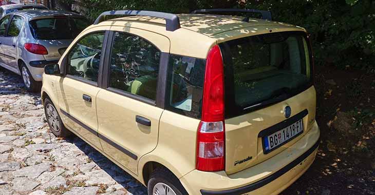 Žuti Fiat Panda automobil na parkingu