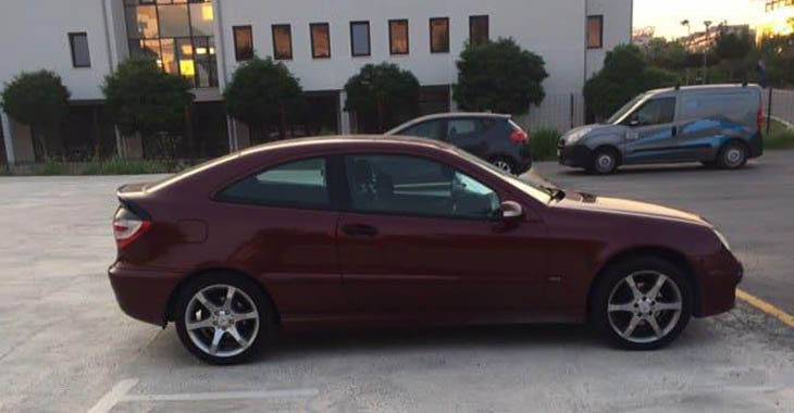 Crveni Mercedes C klase prikaz sa bočne strane