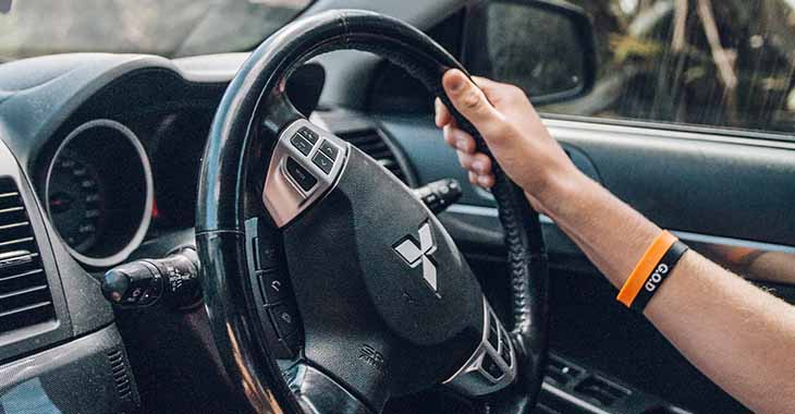 Ruka na volanu Micubiši automobila
