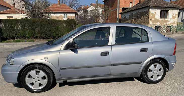 Opel Astra siva na parkingu