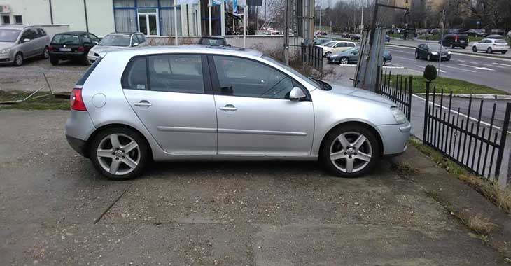 Golf 4 na parkingu sivi model bočna strana