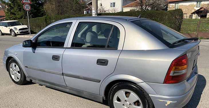Siva Opel Astra zadnji deo