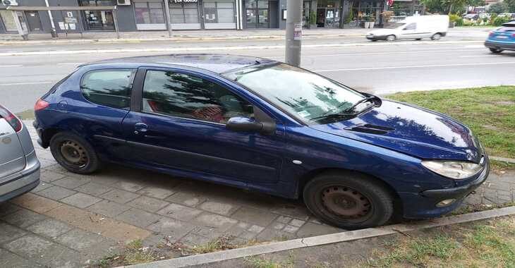 Bočni prikaz automobila Peugeot 206 na parkingu