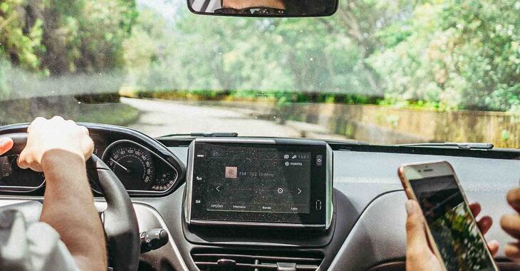 Vizual kabine automobila i displej ekrana tokom vožnje
