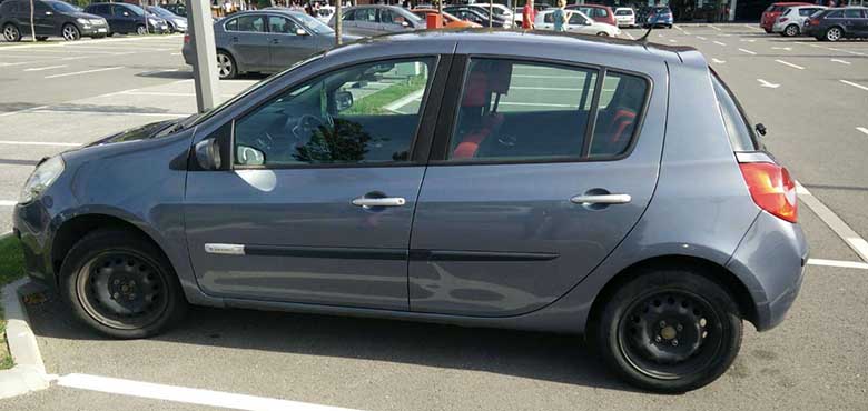 Levi bočni prikaz automobila Renaut Clio na parkingu