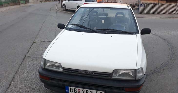 Prednji prikaz belog automobila Daihatsu Charade