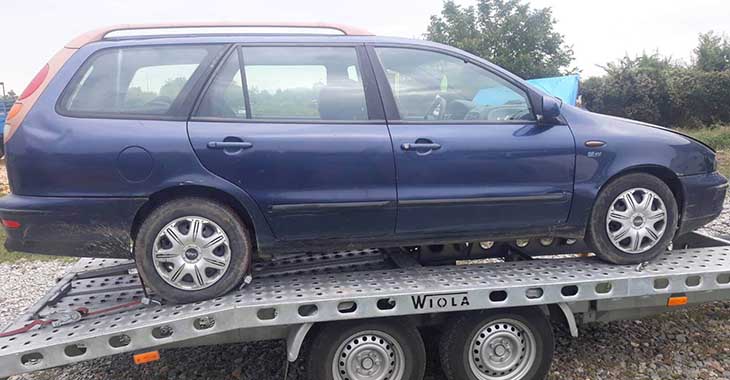 Desni bočni prikaz plavog automobila Fiat Marea