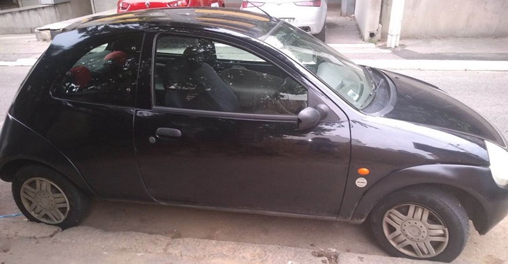 Desna strana automobila Ford Ka, 2004. godite