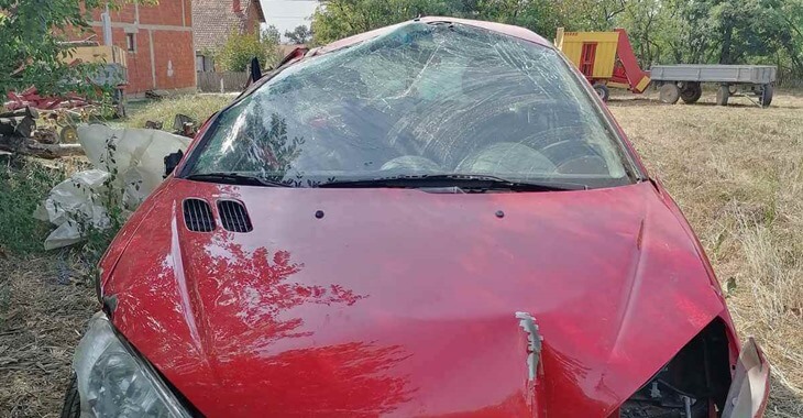 prednji prikaz havarisanog crvenog automobila Peugeot 206