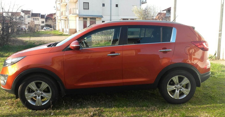 Bočni prikaz automobila Kia Sportage narandžaste boje