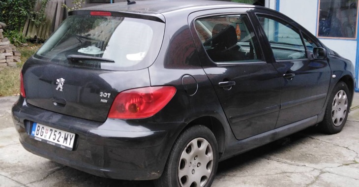 Zadnji deo automobila Peugeot 307 crne boje
