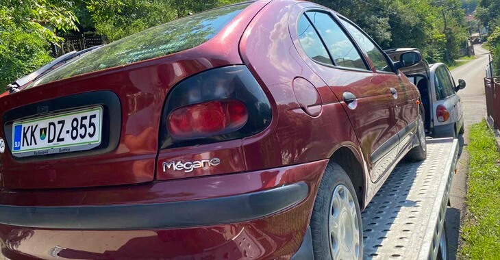 Renault Megane crvene boje u neispravnom stanju