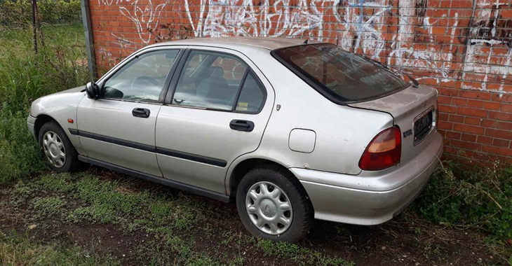 zadnja strana sivog automobila rover 618
