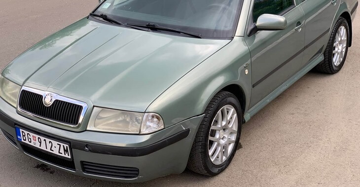 bočni prikaz sivog autotmobila Škoda Octavia 1999. godište