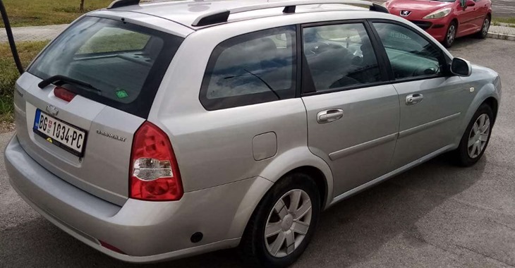 desni bočni prikaz sivog automobila Chevrolet Lacceti