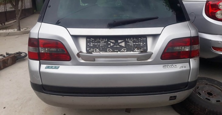 prikaz zadnjeg dela sivog automobila Fiat Stilo