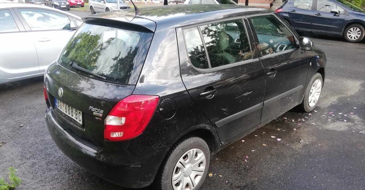 zadnji prikaz crnog automobila Škoda Fabia