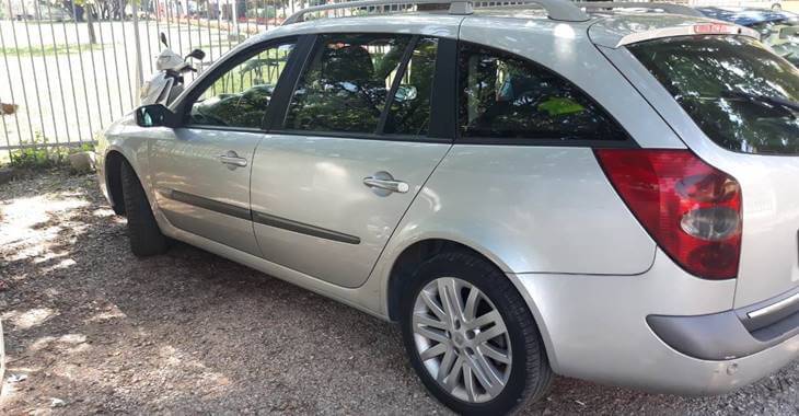 zadnji prikaz belog automobila Citroen C5