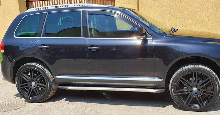 prikazb crnog automobila sa bočne strane