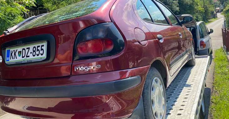 prikaz crvenog automobila Renault Megane na prikolici